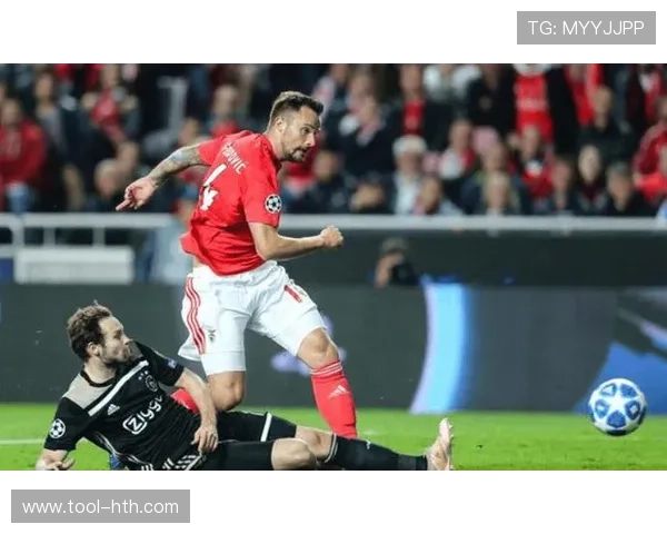 勒沃库森1-0胜利：防守反击战术在逆境中的应用